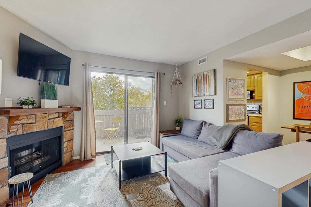 Updated Condo minutes from slopes w/pool & hot tub - dog friendly