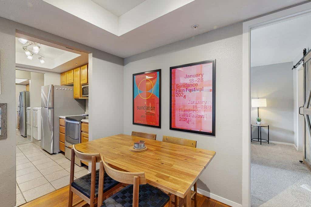 Updated Condo minutes from slopes w/pool & hot tub - dog friendly