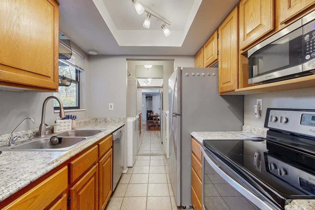 Updated Condo minutes from slopes w/pool & hot tub - dog friendly