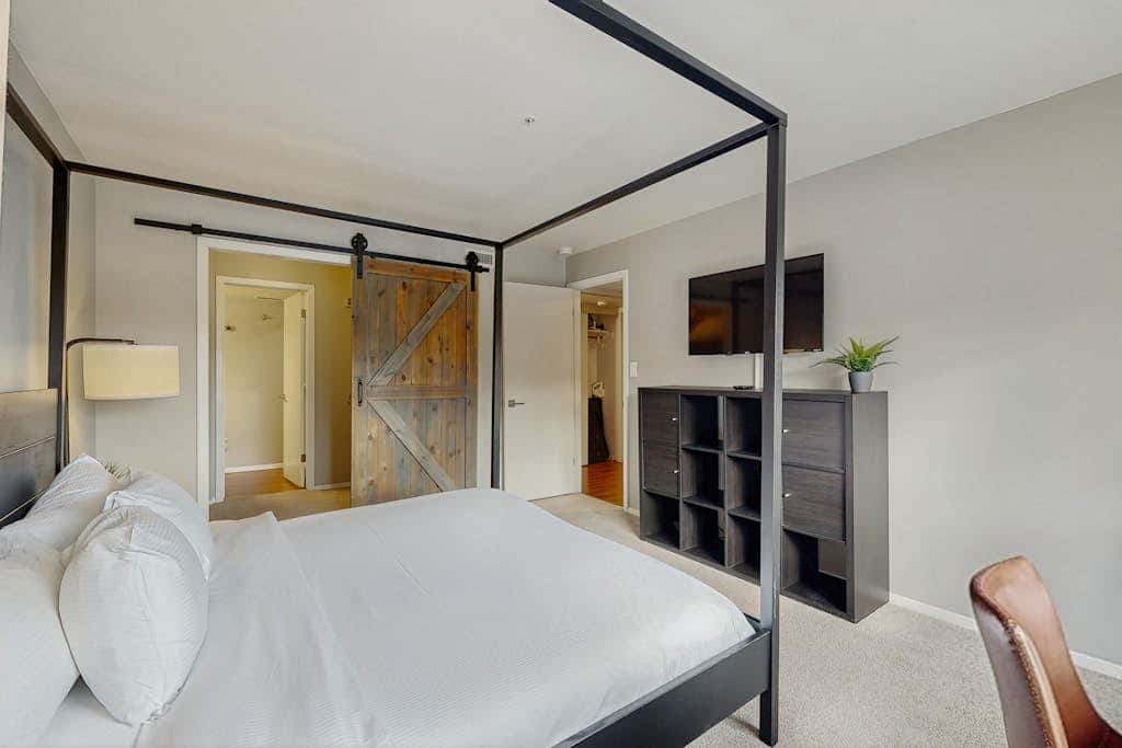 Updated Condo minutes from slopes w/pool & hot tub - dog friendly