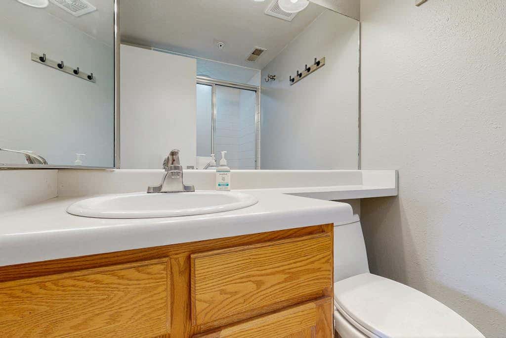 Updated Condo minutes from slopes w/pool & hot tub - dog friendly