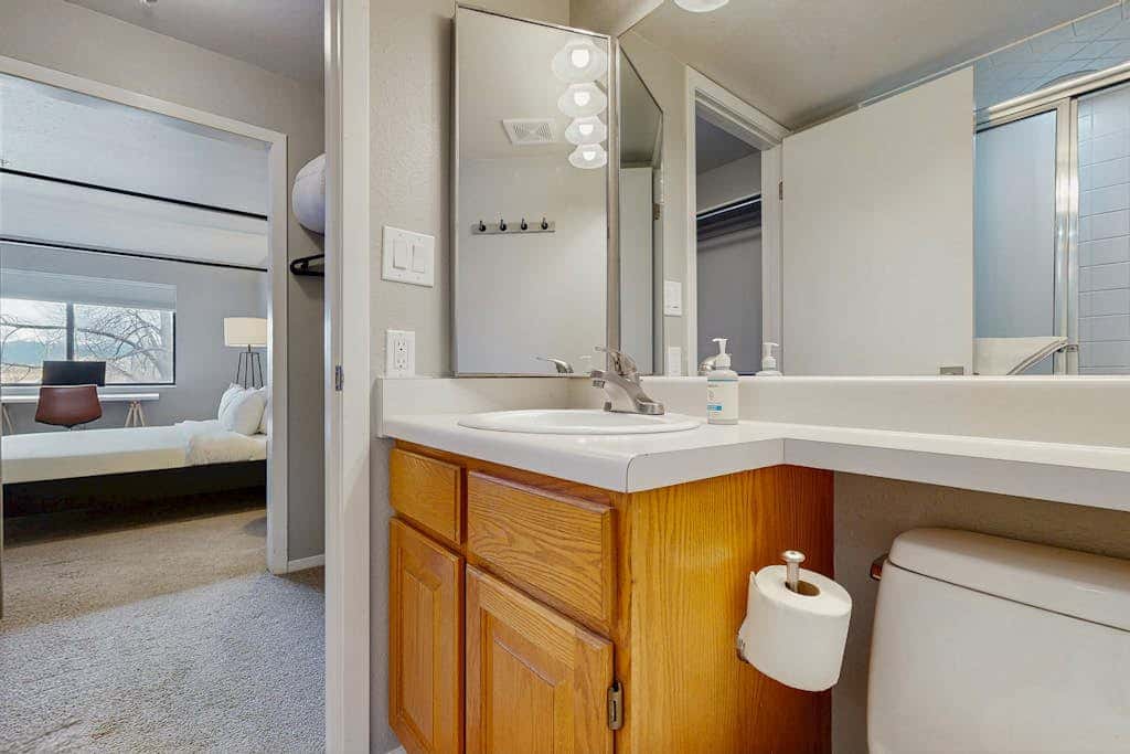Updated Condo minutes from slopes w/pool & hot tub - dog friendly