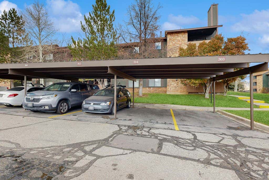 Updated Condo minutes from slopes w/pool & hot tub - dog friendly