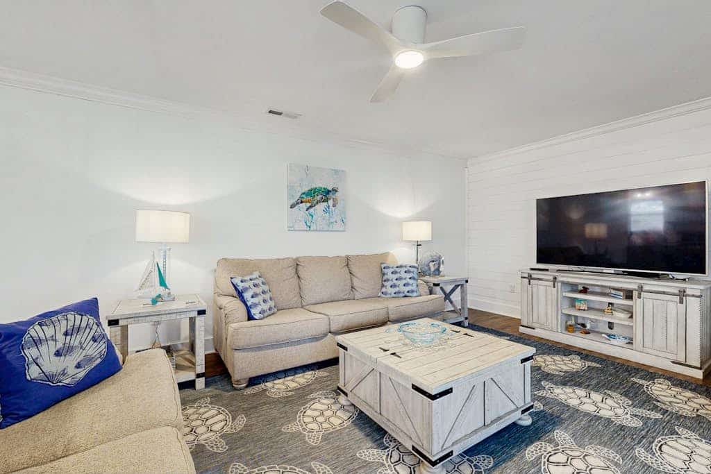 Dog-friendly tree-lined retreat with grill, hammock, sunroom, W/D, & AC
