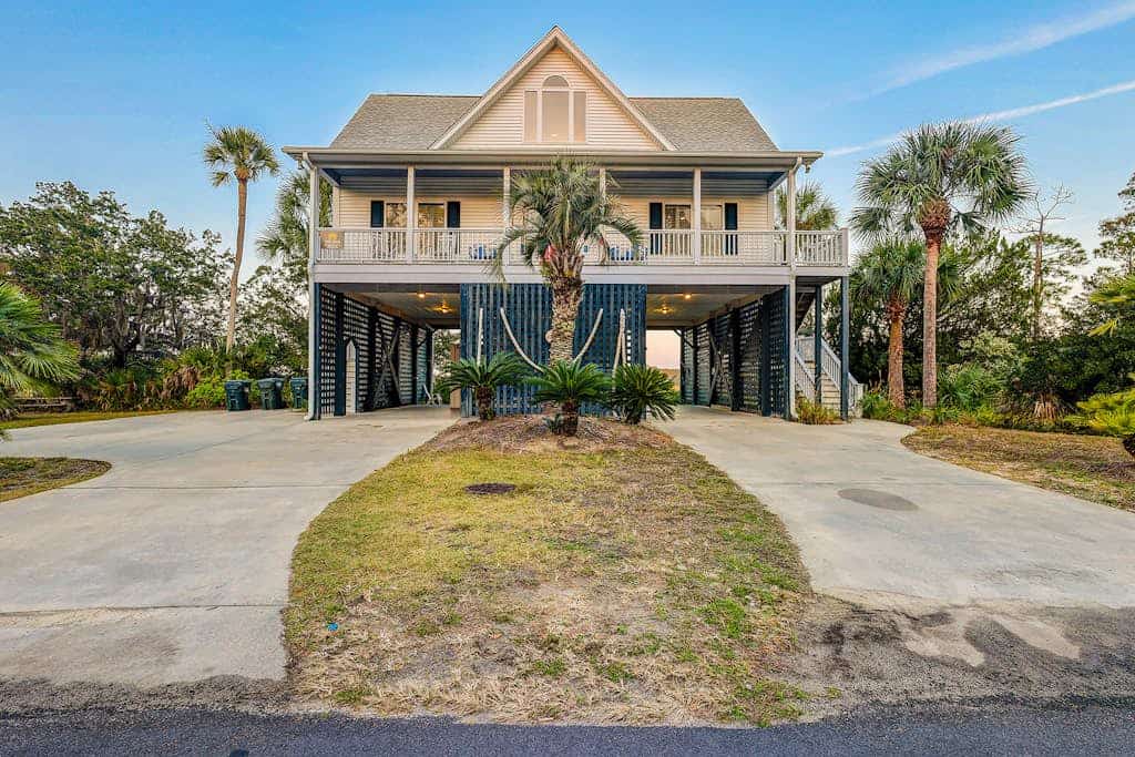 Lovely house 3 blocks to beach w/great salt marsh views, decks, screened porch