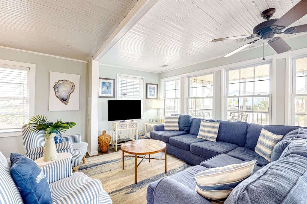 Beautiful home across from the sea with balcony & open layout - dog-friendly