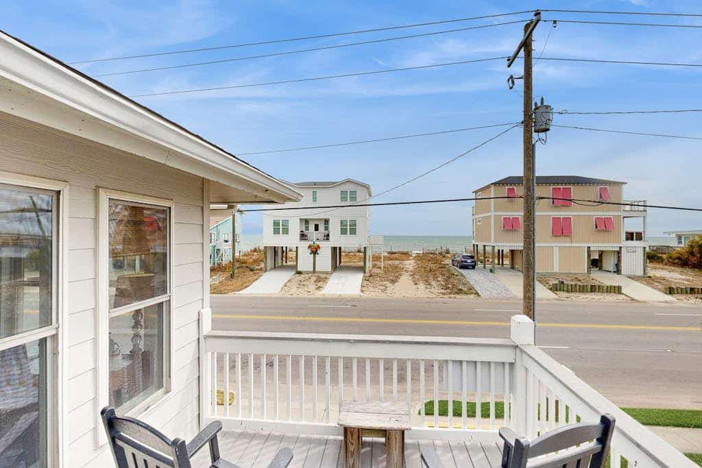 Enchanting & sunlit dog-friendly retreat with generous deck - steps to the sand