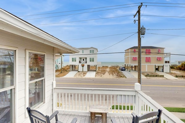 Enchanting & sunlit dog-friendly retreat with generous deck - steps to the sand