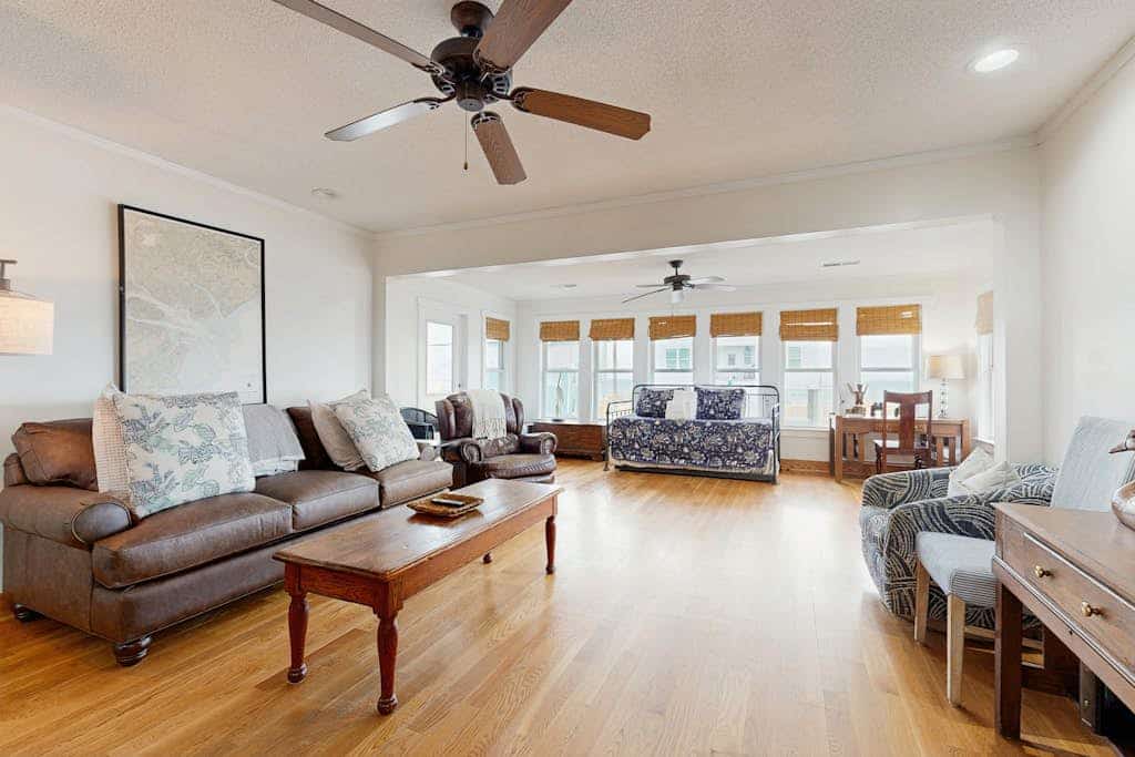 Enchanting & sunlit dog-friendly retreat with generous deck - steps to the sand