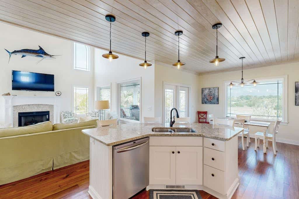 Coastal home- Marsh Views with open floor plan and stunning sunsets