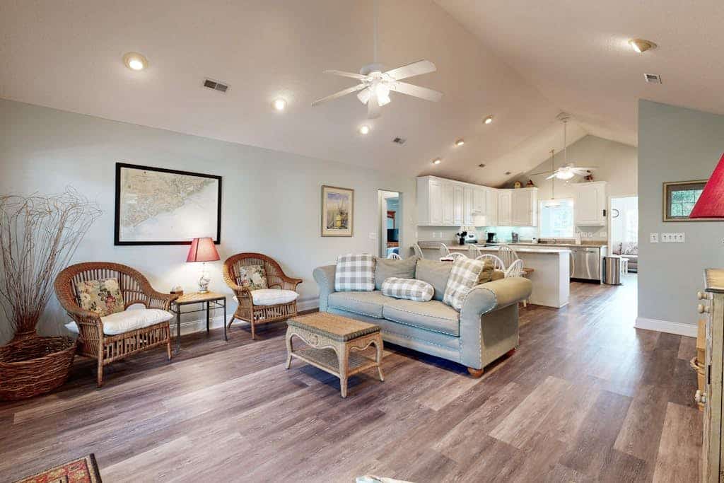 Peaceful home close to the beach with EV Charger, & screened-in porch