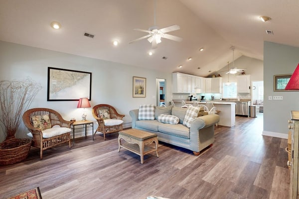 Peaceful home close to the beach with EV Charger, & screened-in porch