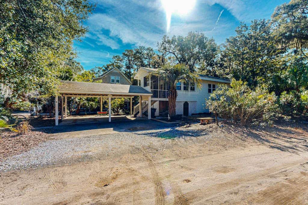 Spacious house w/ deck, W/D, central location + walking distance to beach