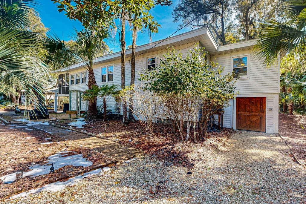 Spacious house w/ deck, W/D, central location + walking distance to beach