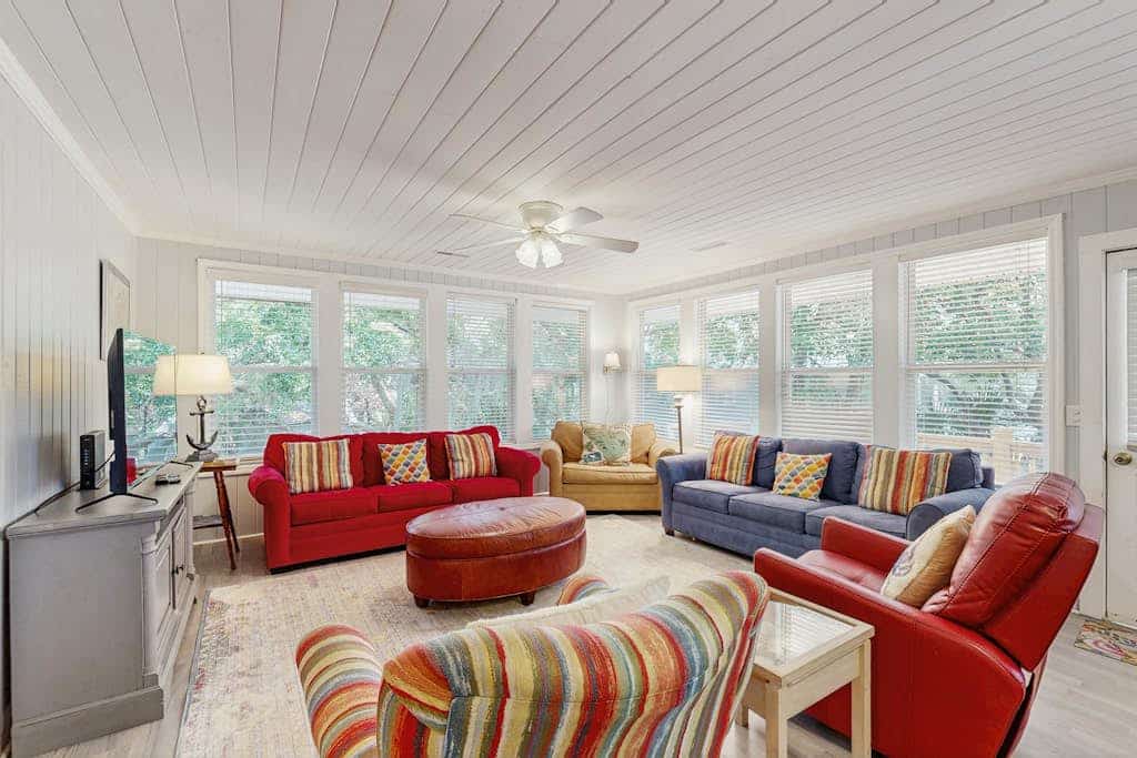 Serene home with outdoor deck, close to Beach Access and Attractions