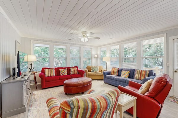 Serene home with outdoor deck, close to Beach Access and Attractions