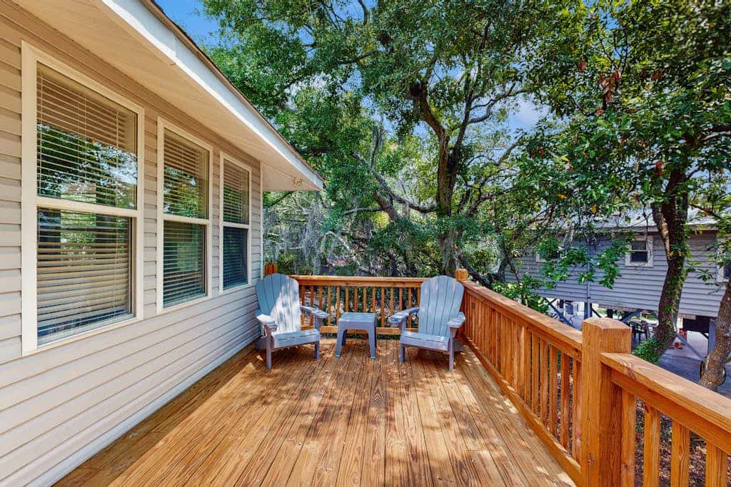 Serene home with outdoor deck, close to Beach Access and Attractions