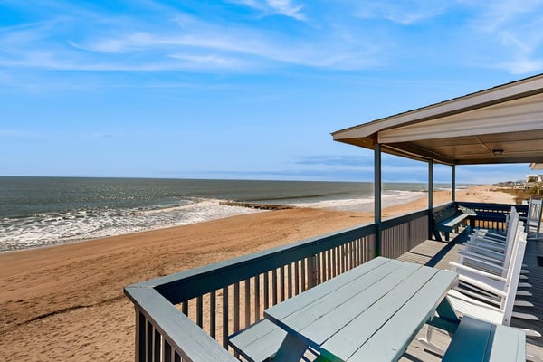 Beachfront home w/ Patio, Private W/D, & Free WiFi