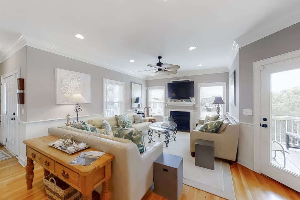 Fantastic House 2 Blocks From Beach w/Private Pool, Free WiFi, Central AC, & W/D
