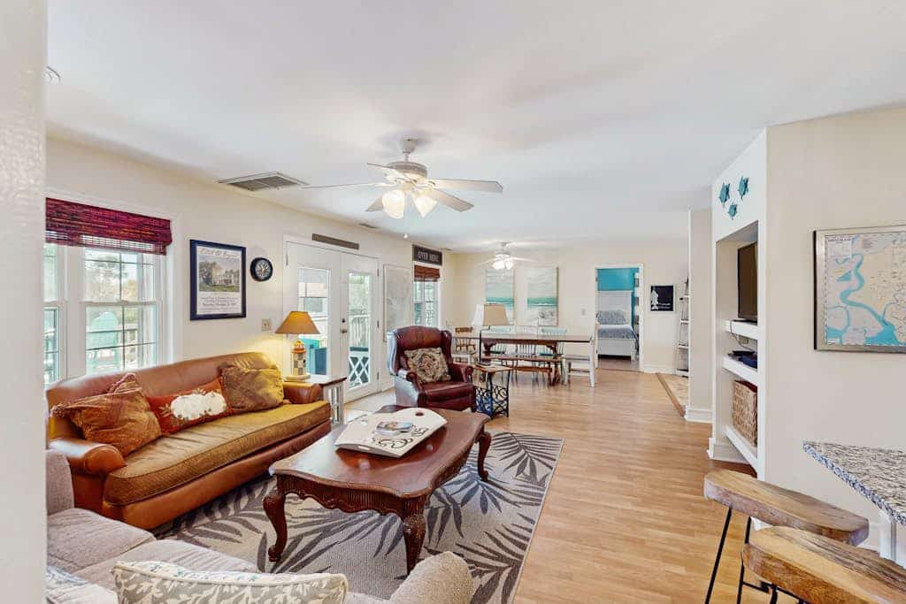 Beautiful two story home - walk to beach & iconic Whaley's Bar and Restaurant