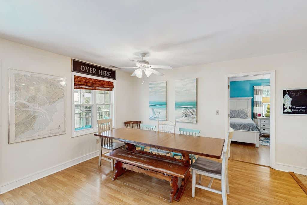 Beautiful two story home - walk to beach & iconic Whaley's Bar and Restaurant