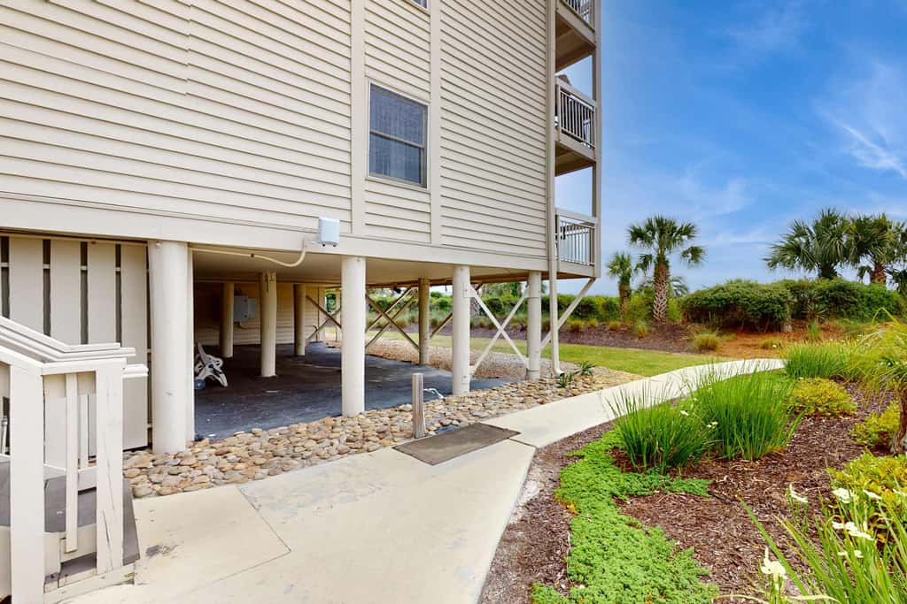 Beach-view condo in oceanfront complex with outdoor pool, beach access, balcony