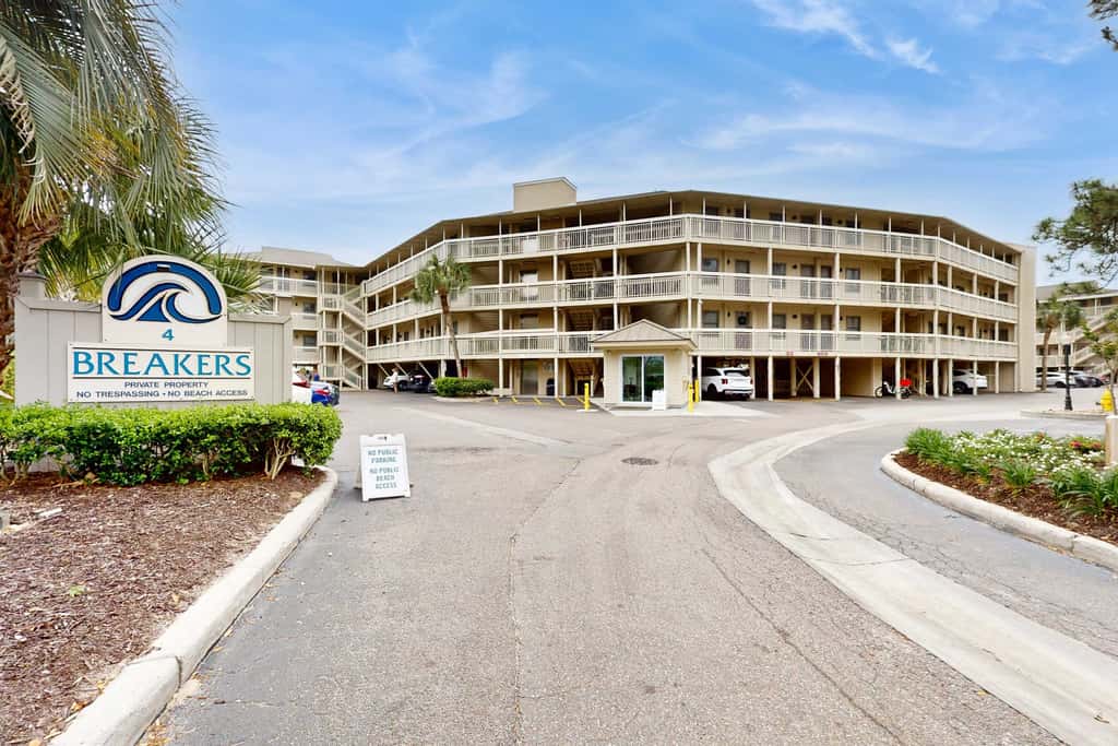 Beach-view condo in oceanfront complex with outdoor pool, beach access, balcony