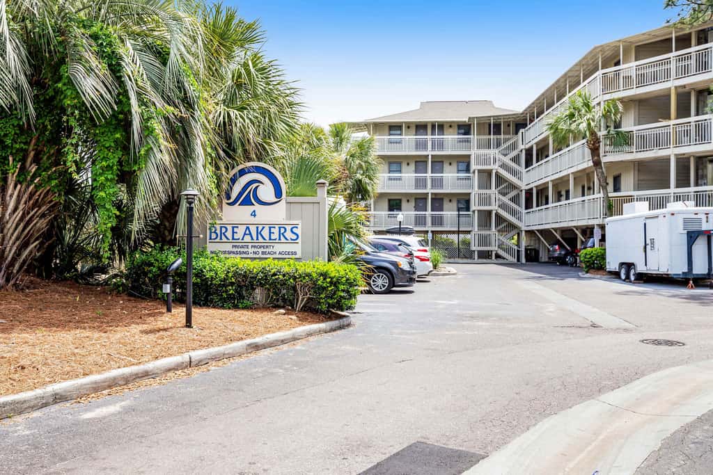 Beach-view condo in oceanfront complex with outdoor pool, beach access, balcony