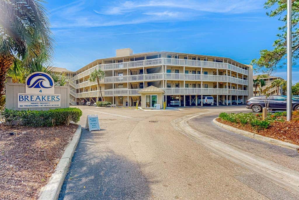 Condo with Coligny Beach views, outdoor pool, beach access, balcony, WD, & AC