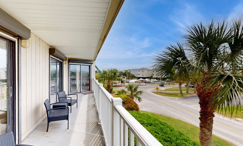 Comfortable Villa near the Beach w/ Balcony, WiFi, Washer/Dryer & Shared Pool