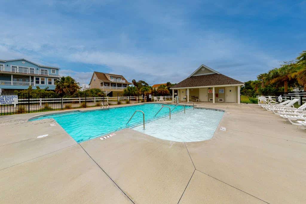 Top-floor 3rd-row condo with balcony, AC, outdoor pool & beach access