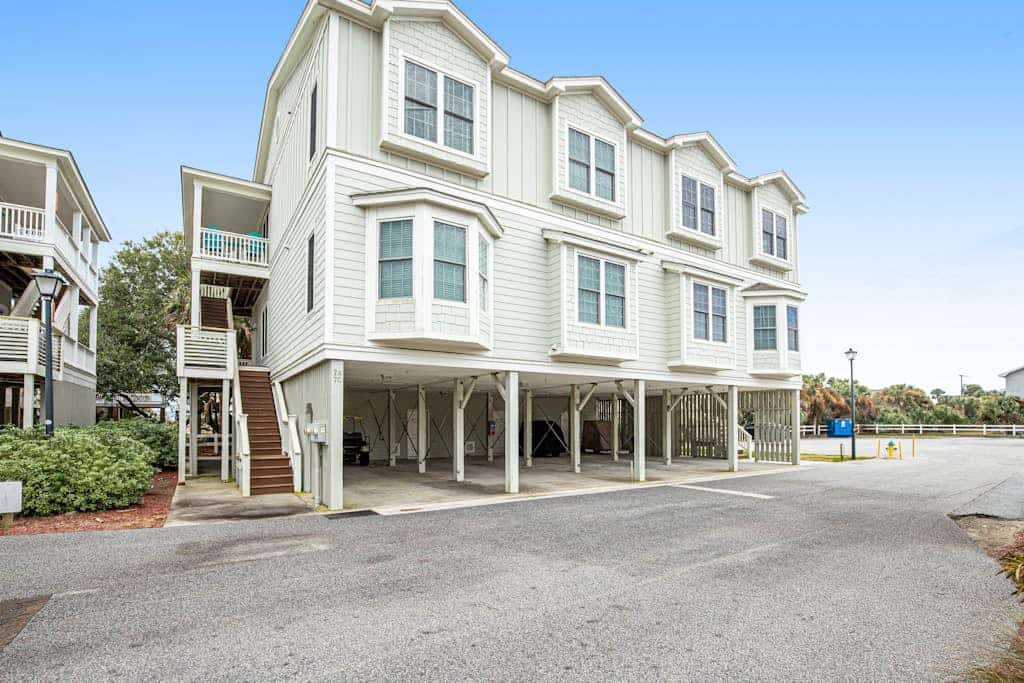 Top-floor 3rd-row condo with balcony, AC, outdoor pool & beach access