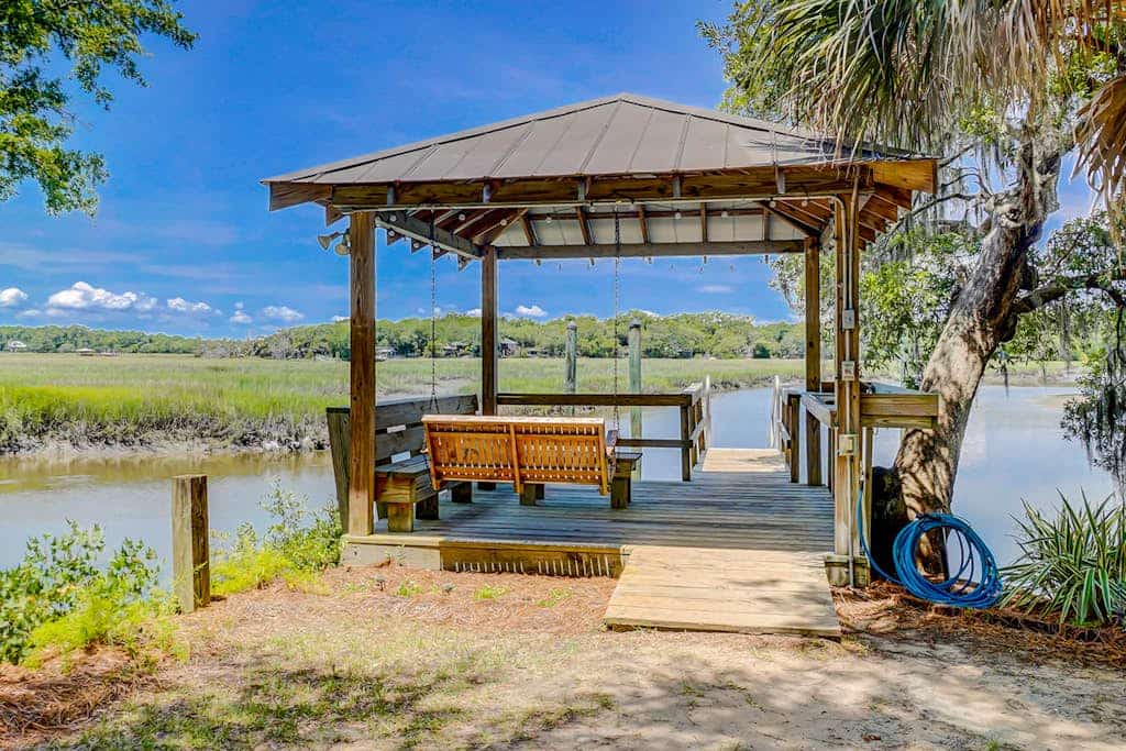 Home on fishing creek w/ private dock & boat ramp, WiFi & air conditioning