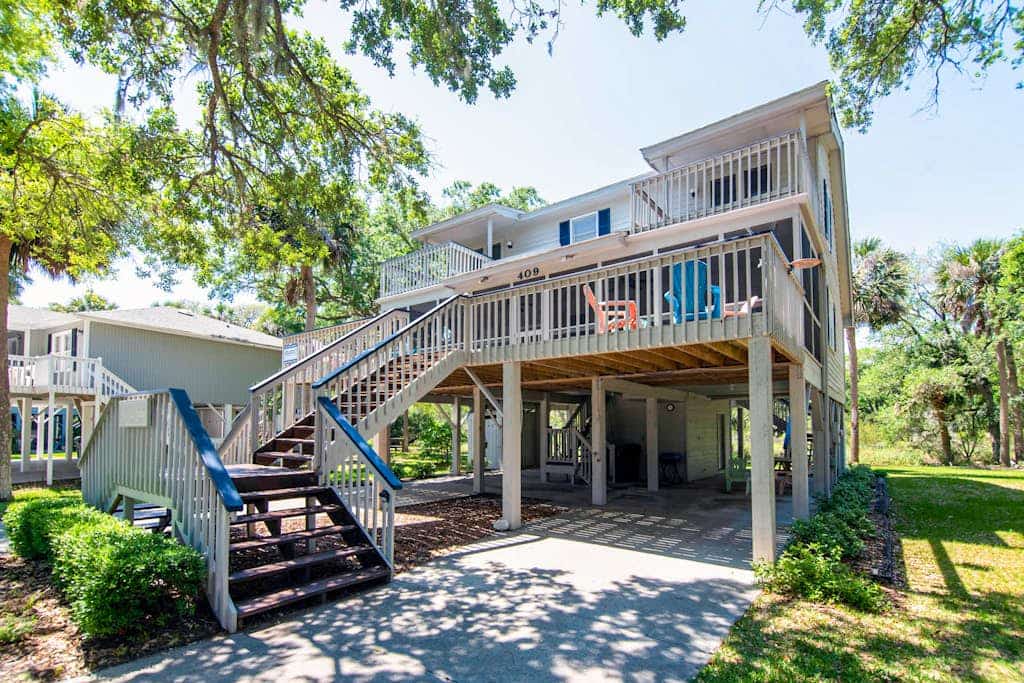 Beach Around the Corner Quiet Home w/ 2 Screened Porches, WiFi & Laundry