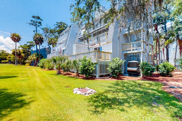 First-floor, dog-friendly condo in golf course setting with back deck & W/D