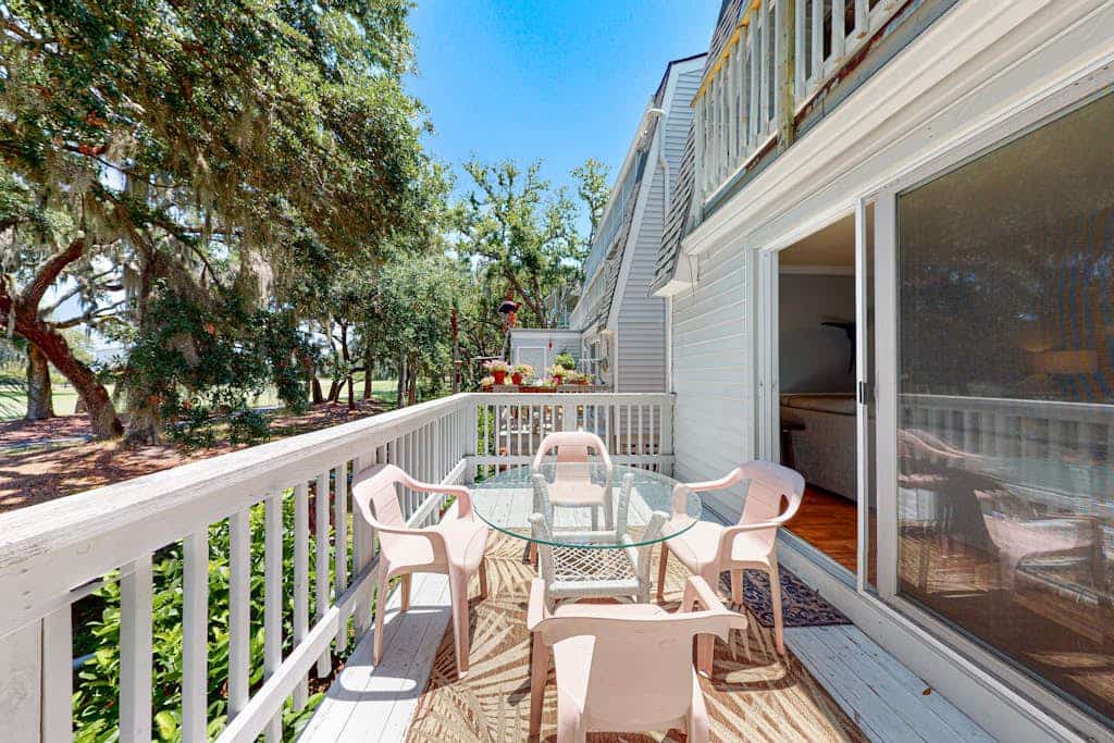 Beautiful Dog-friendly condo with full kitchen, free wifi and golf course views