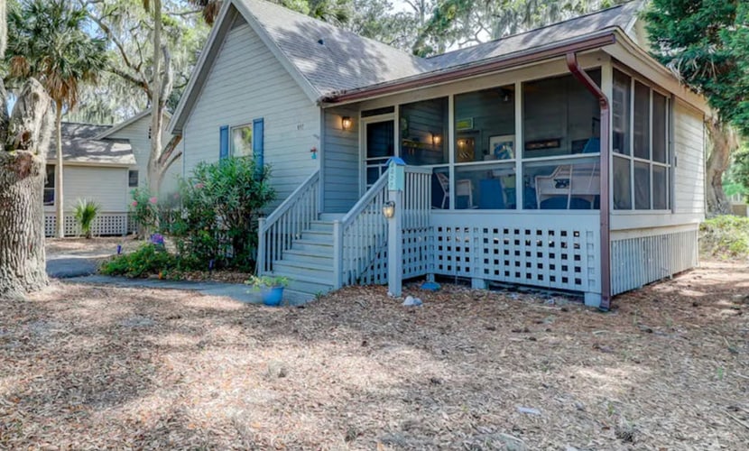 Snowbird-friendly island cottage with fairway views, lanai, & AC - dogs welcome