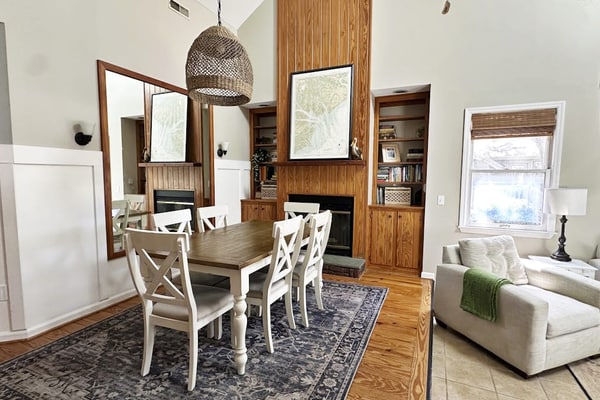 Snowbird-friendly island cottage with fairway views, lanai, & AC - dogs welcome
