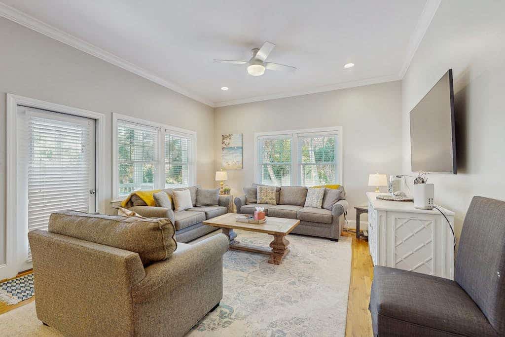 Spacious house with private deck, WD, wifi - central location