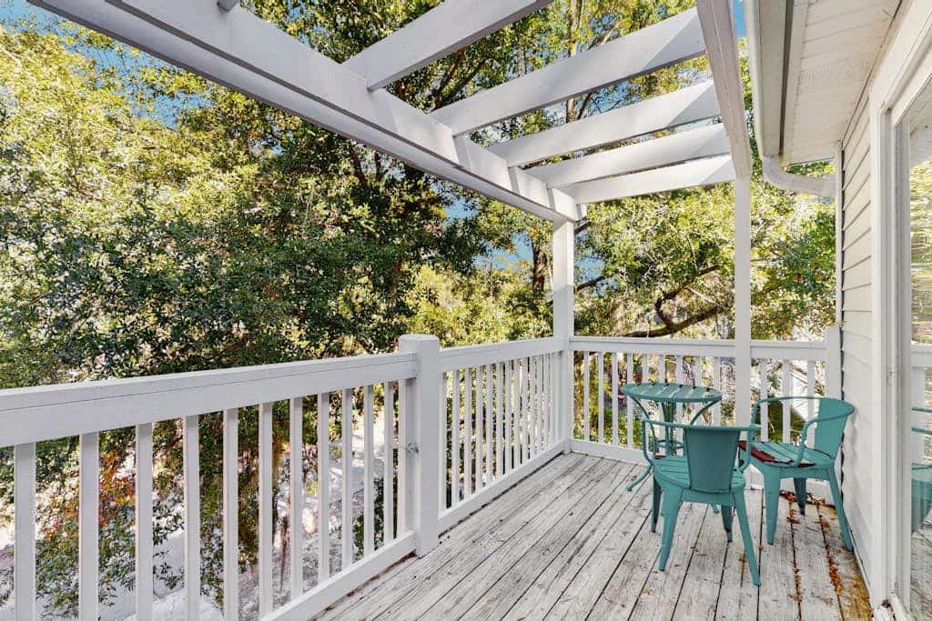 Spacious house with private deck, WD, wifi - central location