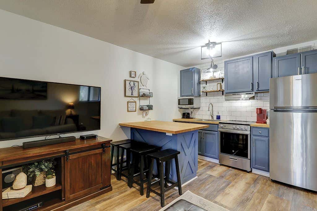 Second-floor condo in beachfront complex with pools, tennis & gym