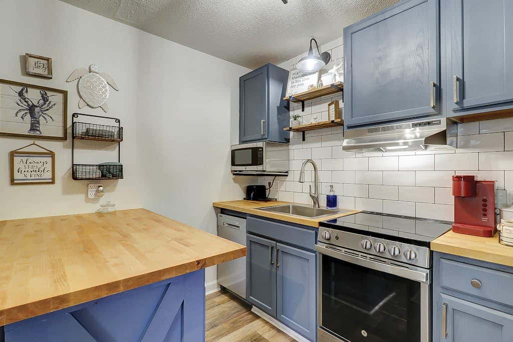 Second-floor condo in beachfront complex with pools, tennis & gym
