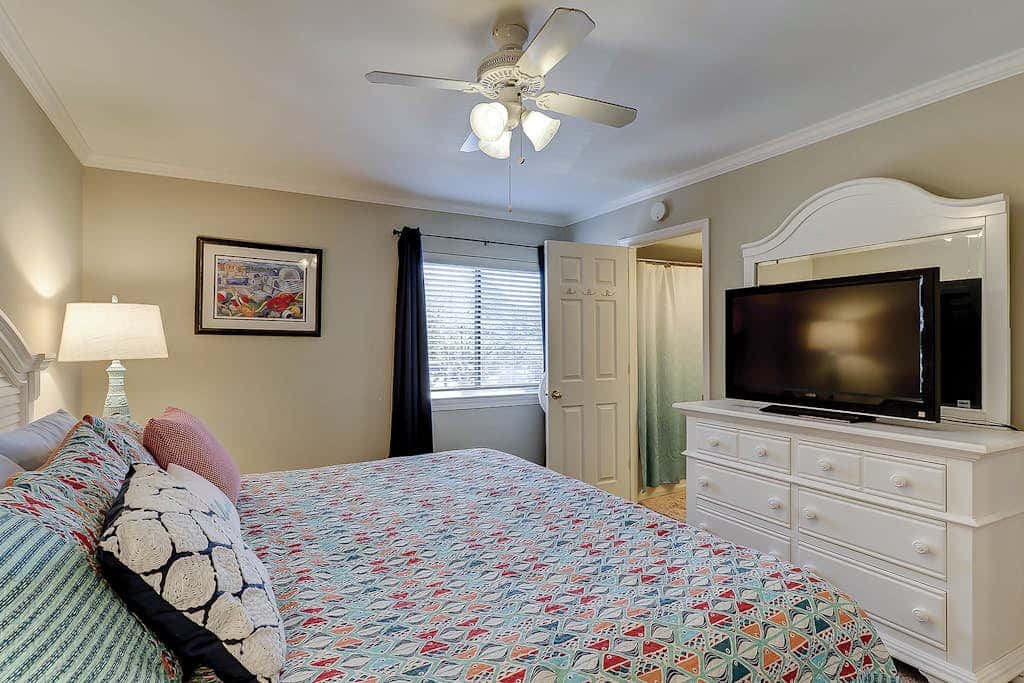 Waterfront condo with seasonal pools, hot tub, balcony, AC, & WD