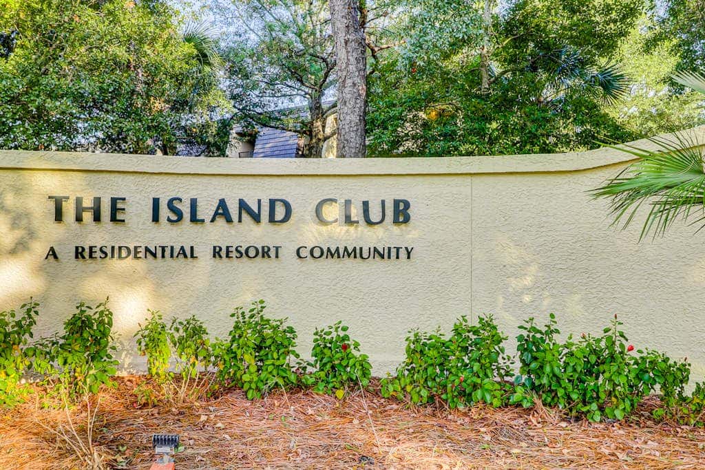Waterfront condo with seasonal pools, hot tub, balcony, AC, & WD