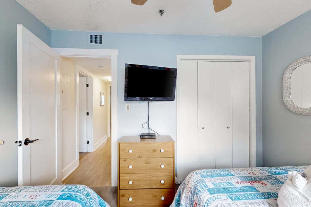 Riveting condo home with hot tub, sauna, tennis court, fitness room, & kitchen