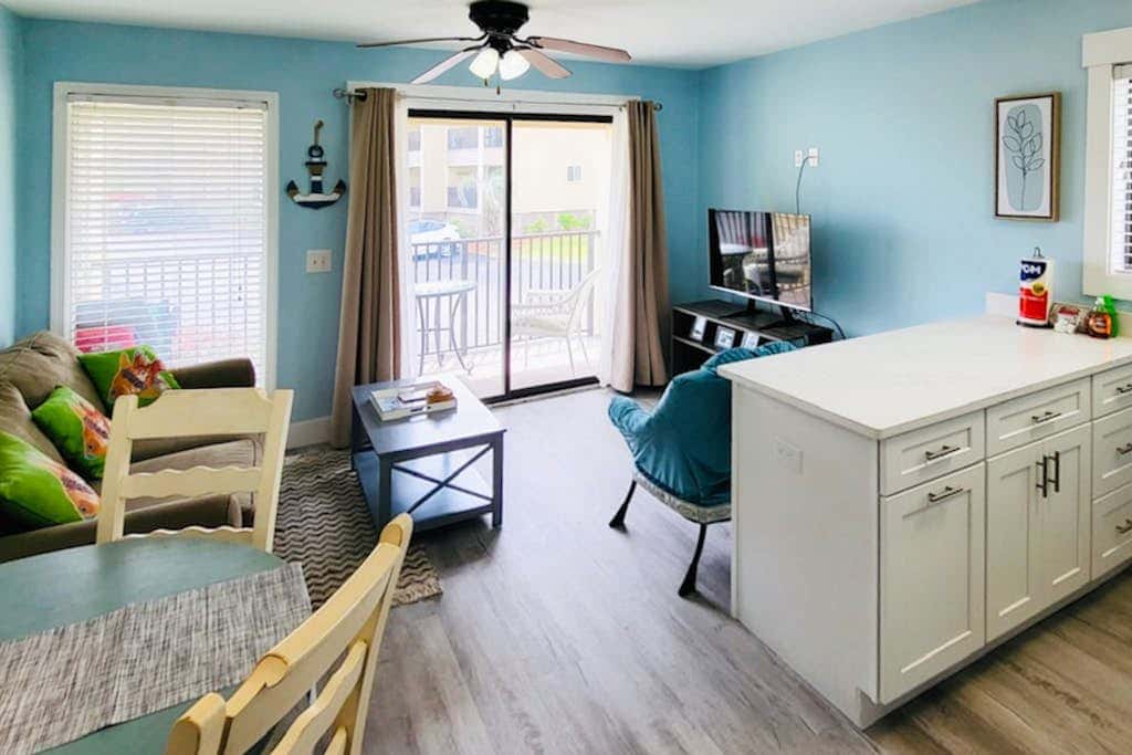 Coastal condo with pool, tennis, and gym access - balcony & central AC