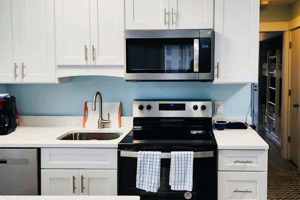 Coastal condo with pool, tennis, and gym access - balcony & central AC
