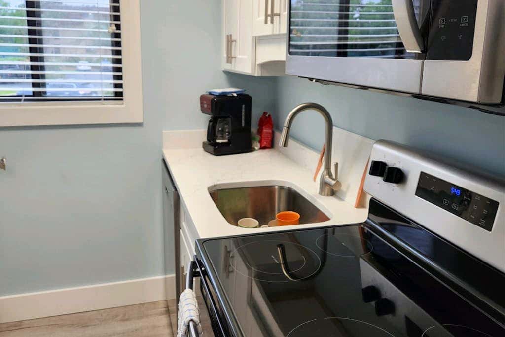 Coastal condo with pool, tennis, and gym access - balcony & central AC