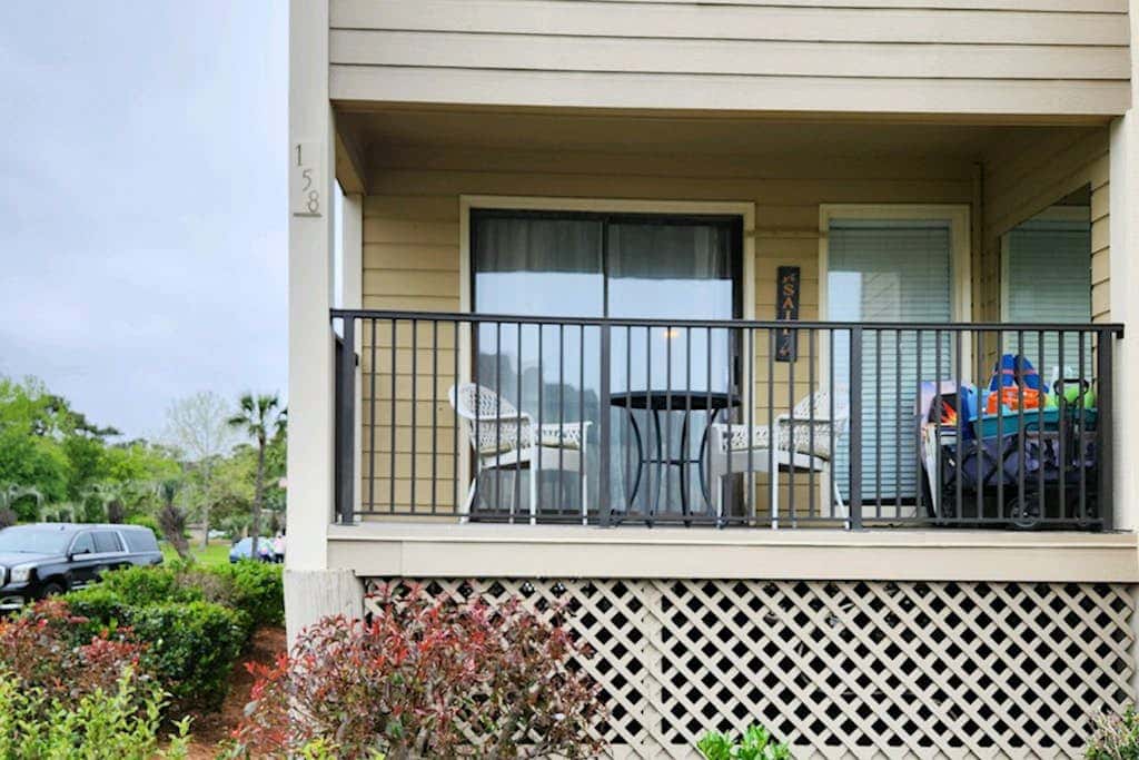 Coastal condo with pool, tennis, and gym access - balcony & central AC