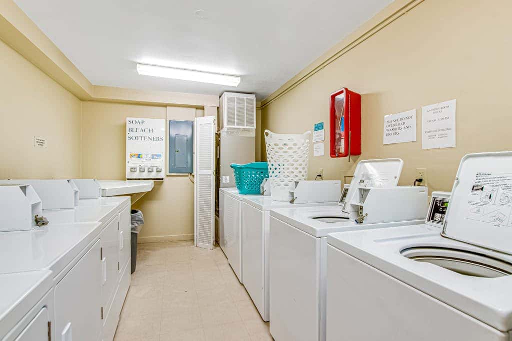 Coastal condo with pool, tennis, and gym access - balcony & central AC